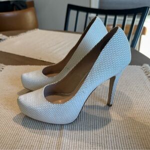 BCBGeneration Parade platform pumps in white snake-embossed leather size 7.5